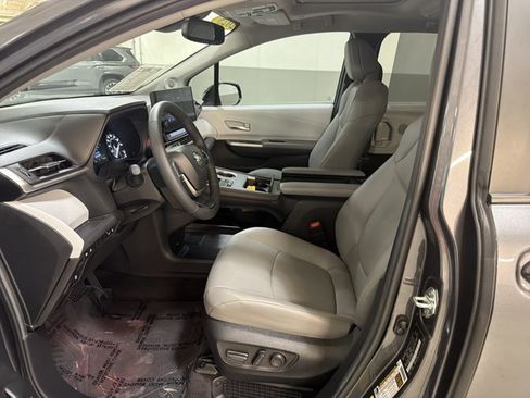 Used 2025 Toyota Sienna XLE w/ XLE Plus Package FWD image 16