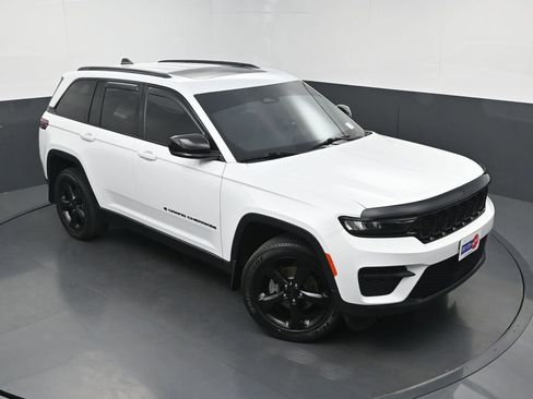 Used 2022 Jeep Grand Cherokee Altitude AWD/4WD image 34