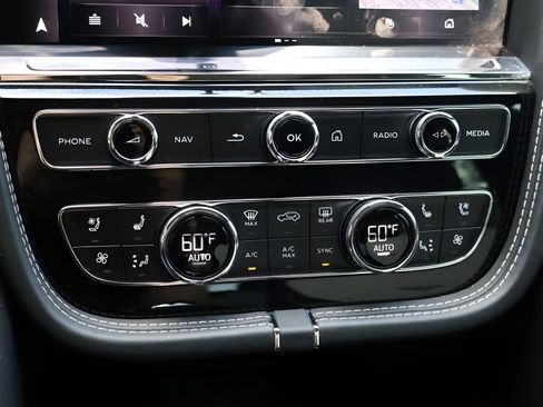 Used 2021 Bentley Bentayga Plug-In Hybrid AWD/4WD image 27