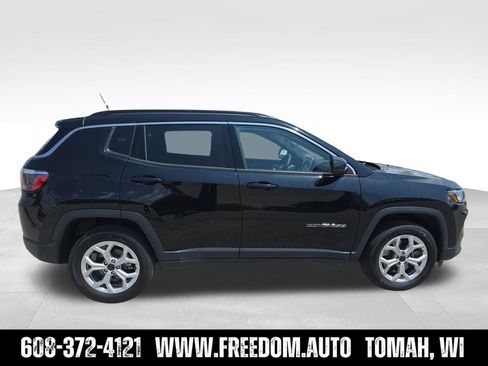 Used 2025 Jeep Compass Latitude w/ Sun & Sound Group AWD/4WD image 9