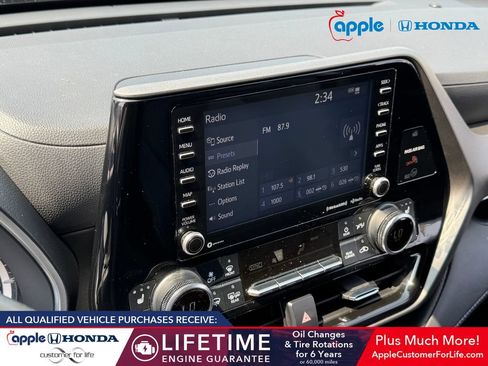 Used 2021 Toyota Highlander XLE AWD/4WD image 12