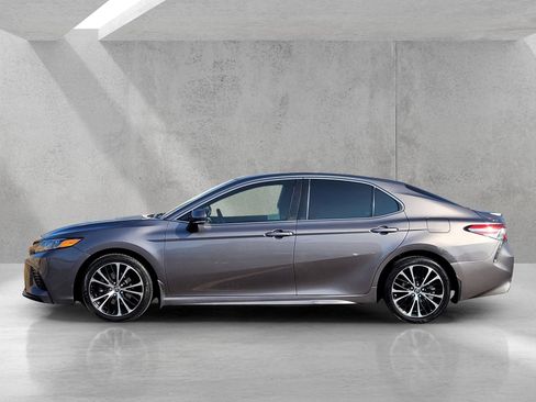 Used 2018 Toyota Camry LE image 7