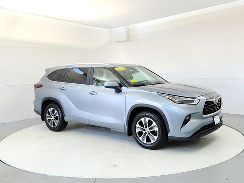 Certified 2024 Toyota Highlander XLE FWD image 7