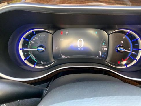 Used 2022 Chrysler Pacifica Limited w/ Uconnect Theater Family Group FWD image 19