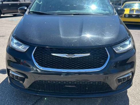 Used 2023 Chrysler Pacifica Touring-L FWD image 2