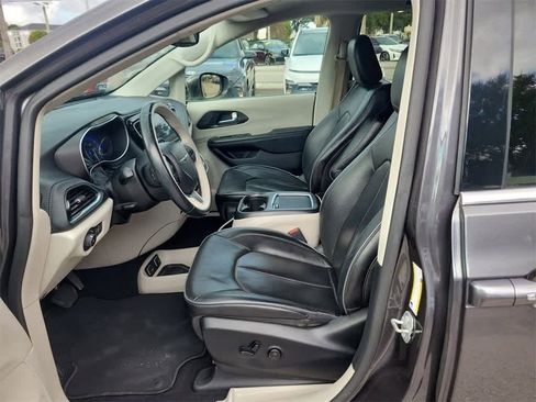 Used 2020 Chrysler Pacifica Limited image 22