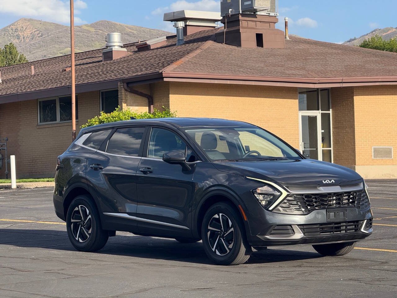 Used 2023 Kia Sportage LX AWD/4WD image 3