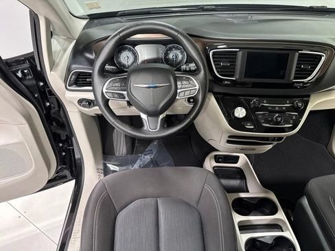 Used 2020 Chrysler Voyager LX FWD image 17