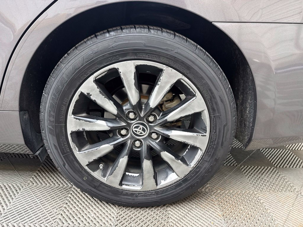 Used 2015 Toyota Camry XLE w/ Moonroof Package FWD image 30