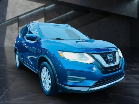 Used 2018 Nissan Rogue SV image 4