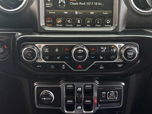 Used 2023 Jeep Wrangler Unlimited Sahara w/ Cold Weather Group AWD/4WD image 18