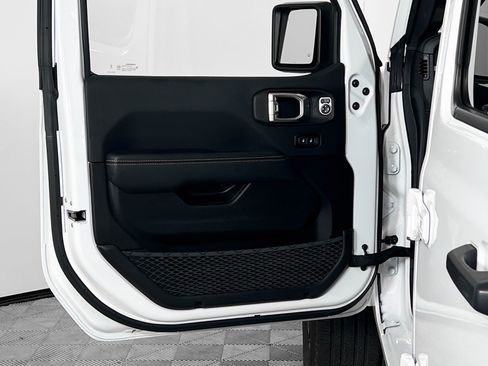 Used 2024 Jeep Wrangler Unlimited Sahara w/ Technology Group image 15