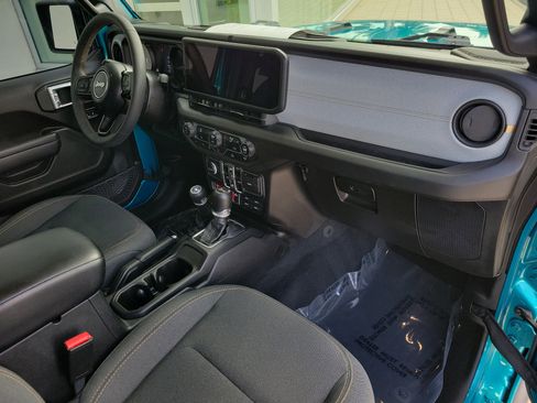Used 2024 Jeep Wrangler Unlimited AWD/4WD image 11