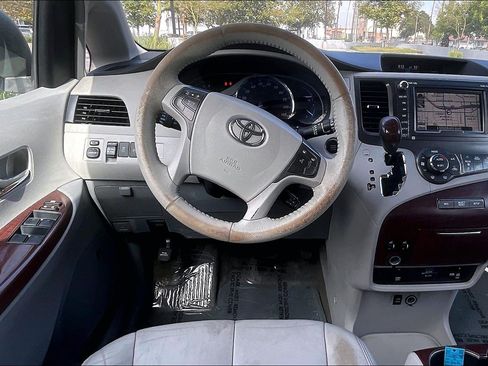 Used 2013 Toyota Sienna XLE w/ Premium Pkg FWD image 5