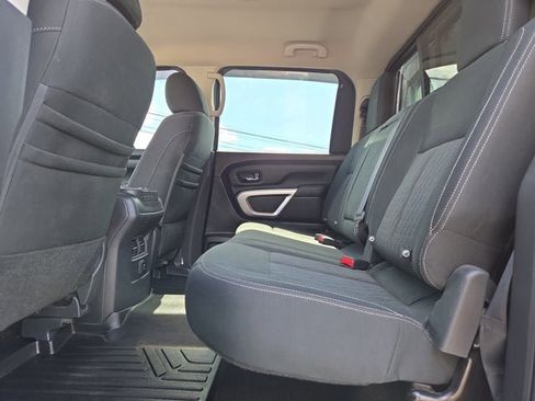 Used 2018 Nissan Titan SV w/ SV Convenience Package image 11