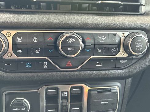 Used 2024 Jeep Wrangler Unlimited image 32