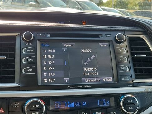 Used 2019 Toyota Highlander SE w/ Carpet Mat Package (TMS) image 20