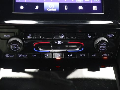 Used 2025 Jeep Grand Cherokee Altitude image 21