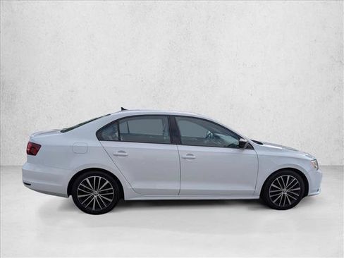 Used 2016 Volkswagen Jetta Sport FWD image 4