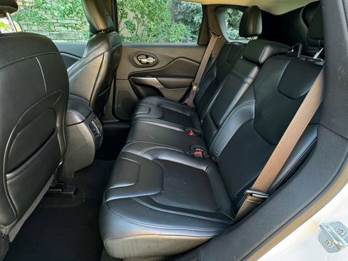 Used 2019 Jeep Cherokee Latitude Plus w/ Cold Weather Group AWD/4WD image 36