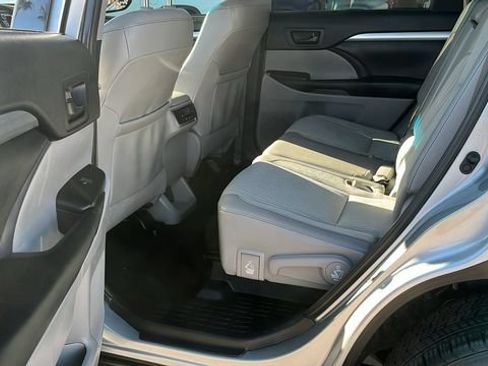 Used 2019 Toyota Highlander Plus w/ Carpet Mat Package (TMS) FWD image 20