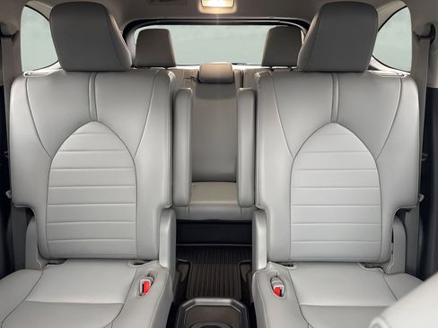 Used 2021 Toyota Highlander XLE image 12