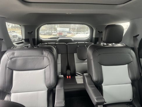 Used 2022 Ford Explorer XLT w/ Equipment Group 202A image 9