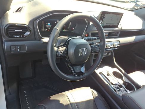Used 2025 Honda Pilot Black Edition image 13