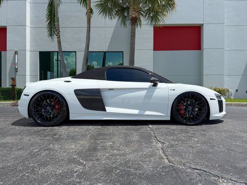 Used 2017 Audi R8 V10 w/ Carbon Exterior Package AWD/4WD image 23