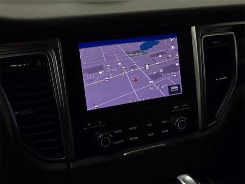 Used 2018 Porsche Macan image 27