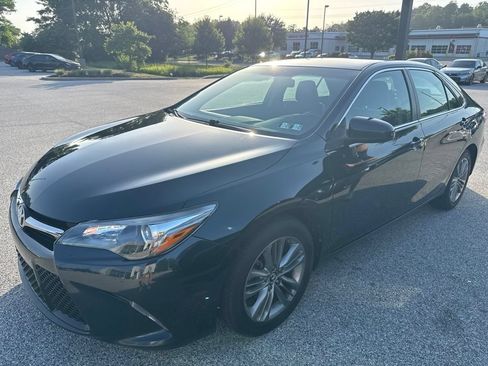 Used 2015 Toyota Camry SE FWD image 2