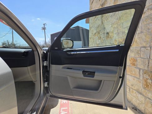 Used 2006 Chrysler 300 C image 8