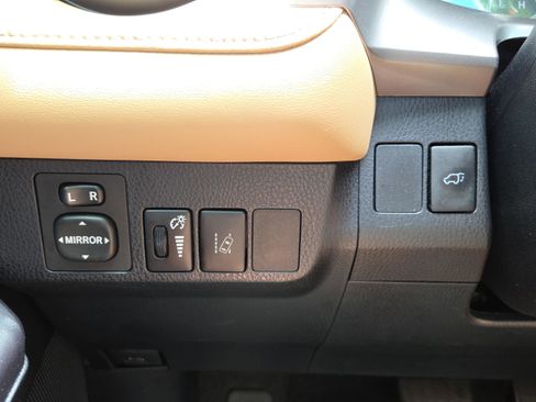 Used 2018 Toyota RAV4 XLE FWD image 17