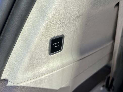 Used 2024 Chrysler Pacifica Touring-L image 9