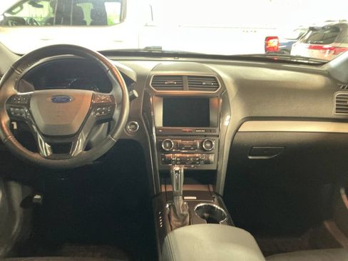 Used 2017 Ford Explorer XLT w/ Equipment Group 202A AWD/4WD image 17