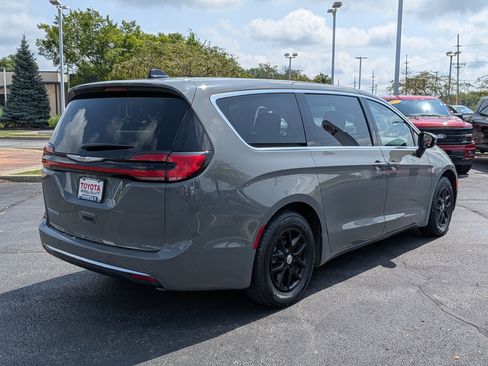 Used 2023 Chrysler Pacifica Touring-L FWD image 8