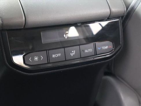 Used 2023 Toyota Highlander XLE AWD/4WD image 25
