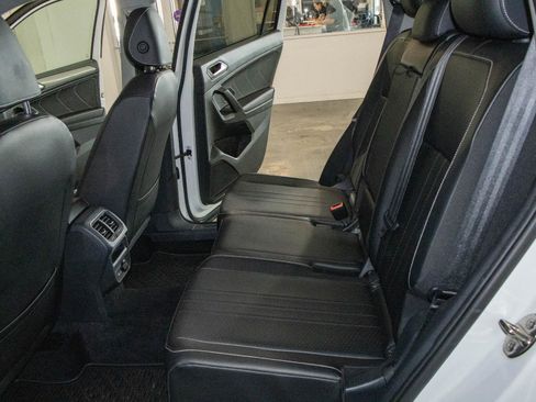 Used 2022 Volkswagen Tiguan SE image 13