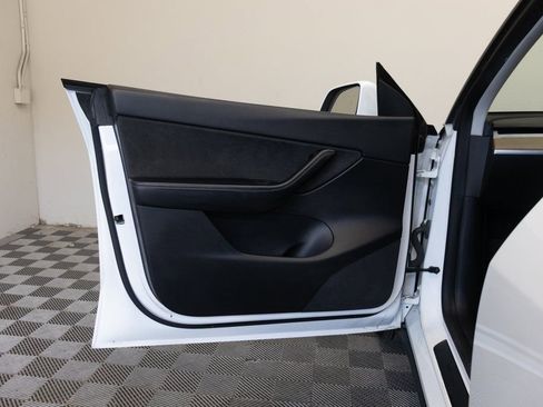 Used 2021 Tesla Model Y Long Range image 14