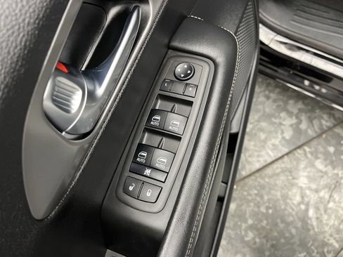 Used 2025 Chrysler Pacifica Select FWD image 8