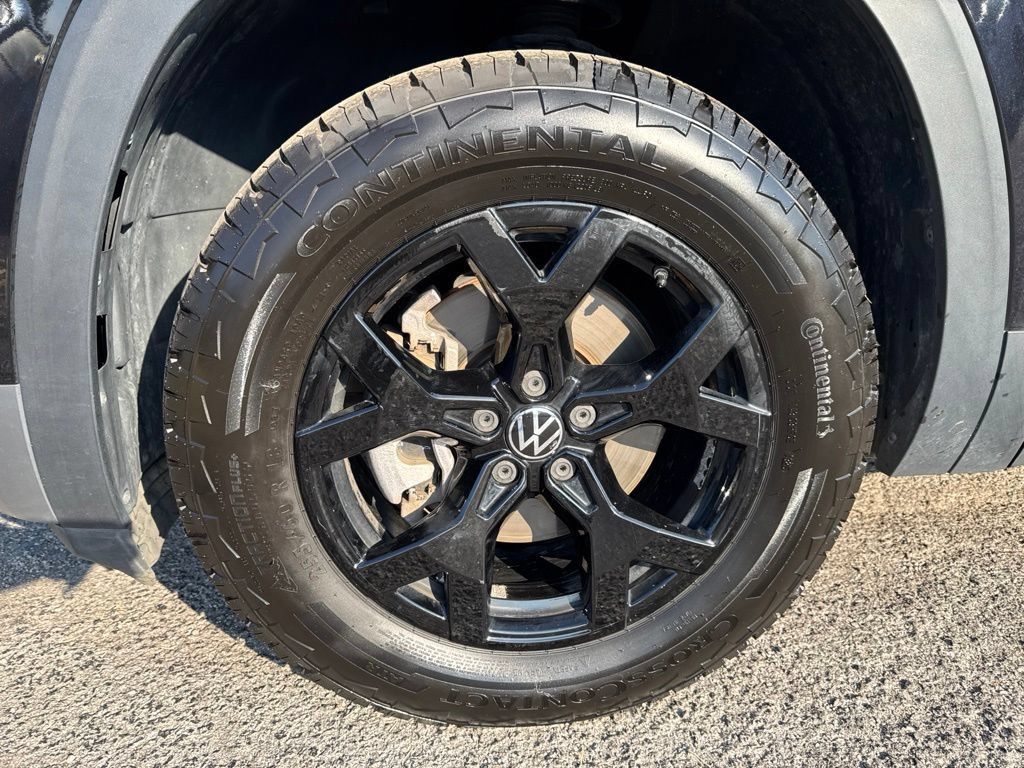 Used 2024 Volkswagen Atlas Peak Edition SE AWD/4WD image 11