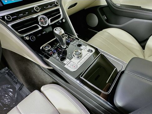 Used 2026 Bentley Flying Spur Plug-In Hybrid AWD/4WD image 16
