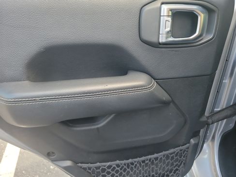 Used 2018 Jeep Wrangler Unlimited Sahara AWD/4WD image 12