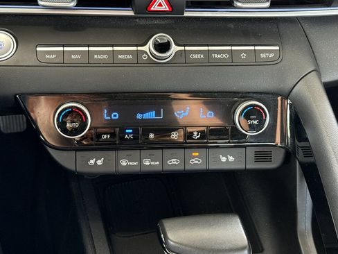 Used 2025 Hyundai Elantra Limited FWD image 29