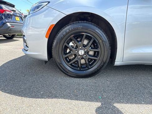 Used 2024 Chrysler Pacifica Touring-L FWD image 27