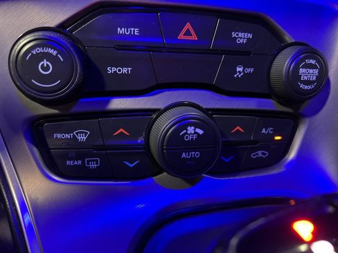 Used 2022 Dodge Challenger SXT image 21