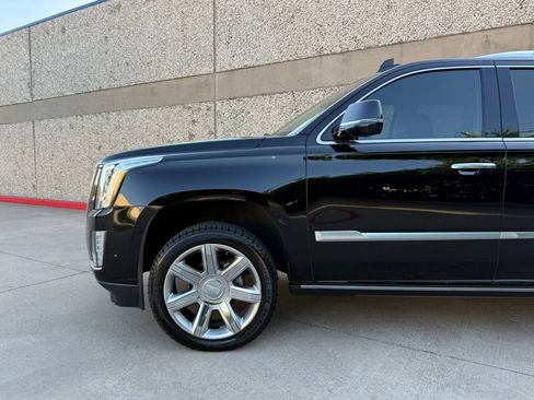 Used 2019 Cadillac Escalade Premium Luxury RWD image 17