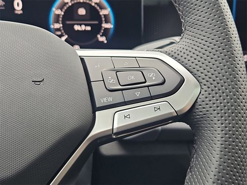 New 2025 Volkswagen Tiguan SE R-Line image 15