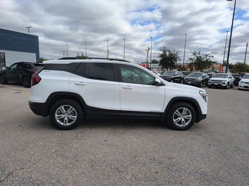 Used 2023 GMC Terrain SLE w/ Driver Convenience Package image 6