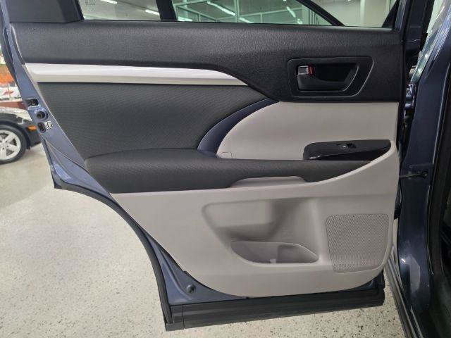 Used 2018 Toyota Highlander LE w/ Carpet Mat Package (TMS) FWD image 28